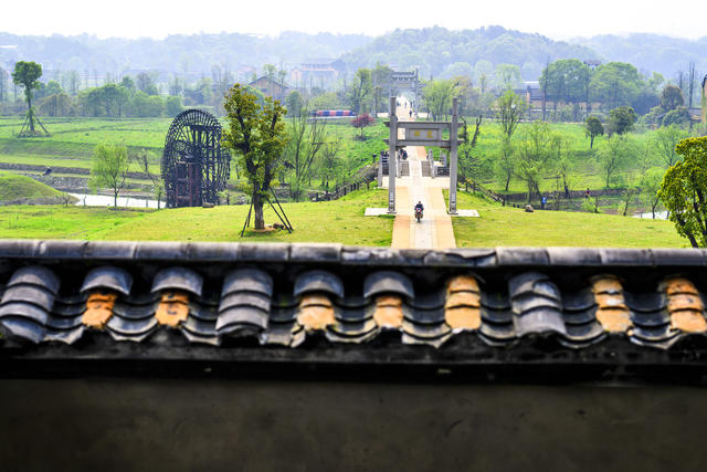 小河 楼梯 钟楼 瓦屋顶 栅栏 家居物品 室外 寺庙 宫殿 建筑 城堡 街道 街景 老人