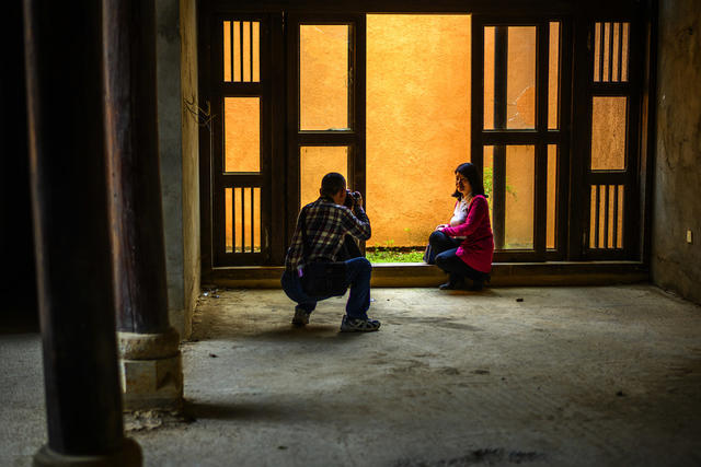 小河 楼梯 钟楼 瓦屋顶 栅栏 家居物品 室外 寺庙 宫殿 建筑 城堡 街道 街景 老人