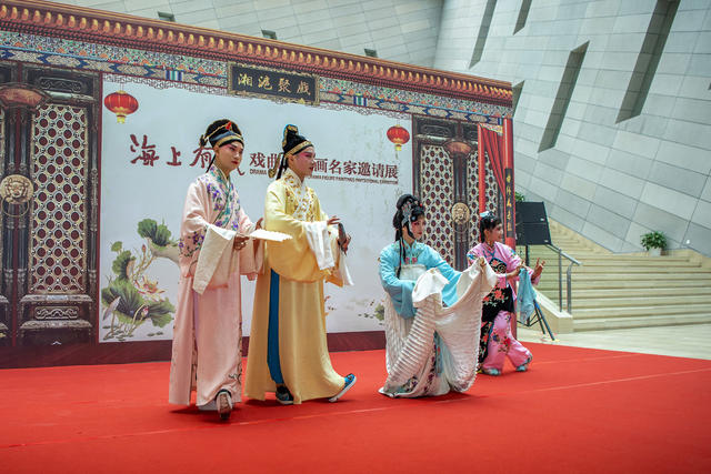 演出 美女 楼梯 室内 聚光灯 合影