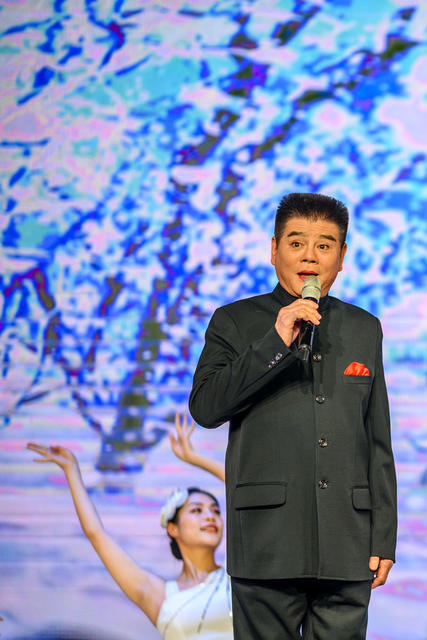 演出 美女 合影 长袍（礼服）