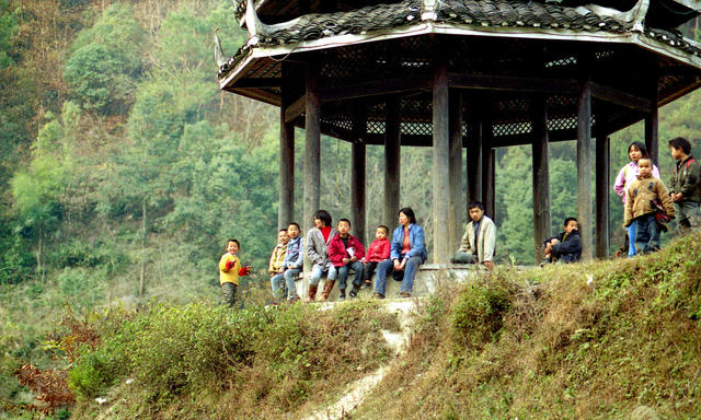 餐厅 聚餐 楼梯 建筑 塔 老人 合影 户外 田地