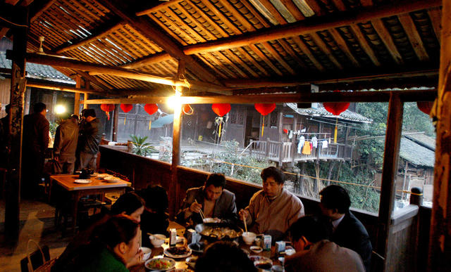 餐厅 聚餐 楼梯 建筑 塔 老人 合影 户外 田地