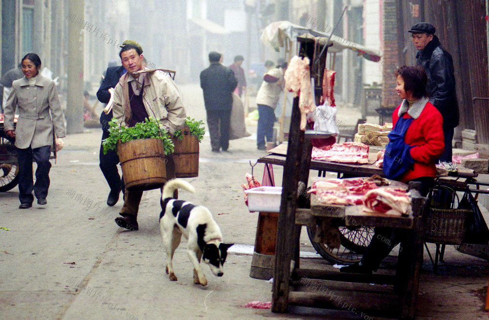 街景 老人 布裙 肉店 小河 栅栏 和服 烧烤