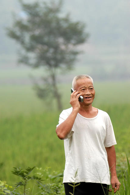 美女 户外 草地 老人 儿童 合影 杂货店