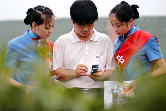 美女 户外 草地 老人 儿童 合影 杂货店