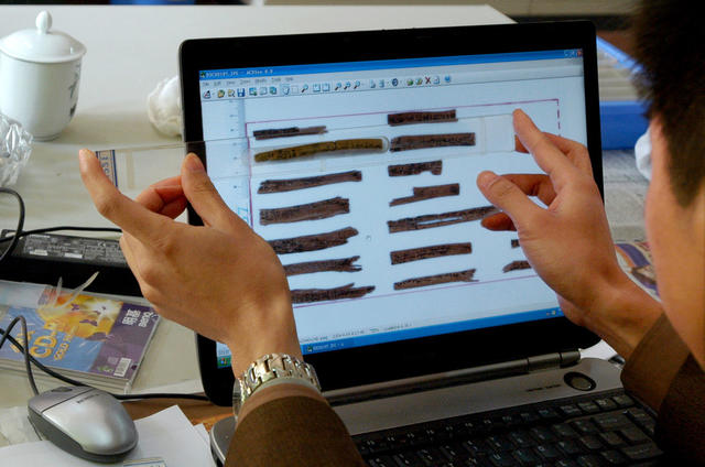 笔记本电脑  盘子 书桌 尺子 托盘