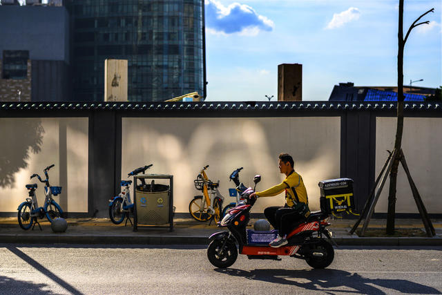 大厦 杂货店 聚光灯 自动售货机 广场 建筑 街景 汽车 自行车 面包车 电动车 街道 超市购物车 餐厅 工地 室外 夜景 天空 显示器 演出 车站 玩具店 运动 书店 鞋店 聚餐