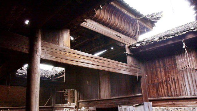 防波堤 石头墙 老人 街景 街道 建筑 岩石 狗 锅 水桶 钟楼