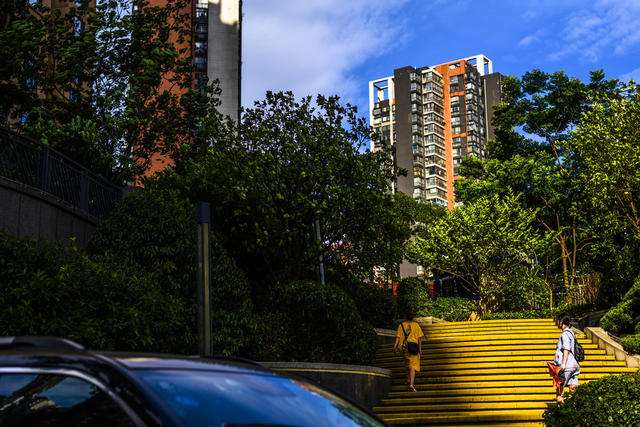 大厦 杂货店 聚光灯 自动售货机 广场 建筑 街景 汽车 自行车 面包车 电动车 街道 超市购物车 餐厅 工地 室外 夜景 天空 显示器 演出 车站 玩具店 运动 书店 鞋店 聚餐