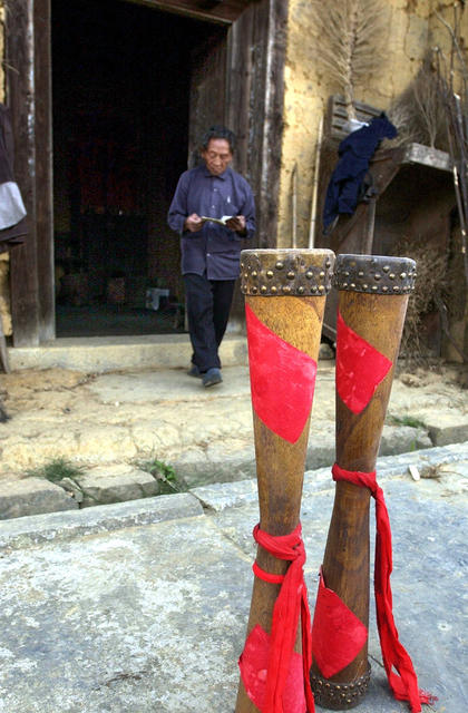 老人 儿童 户外 草地 茅草屋 扫帚 衣物 美女