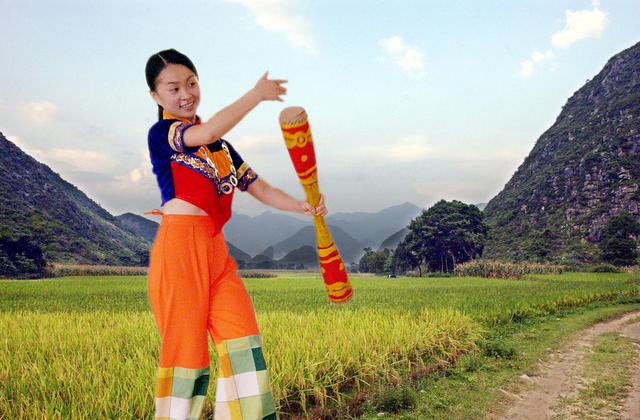 老人 儿童 户外 草地 茅草屋 扫帚 衣物 美女