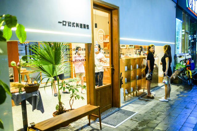 大厦 杂货店 聚光灯 自动售货机 广场 建筑 街景 汽车 自行车 面包车 电动车 街道 超市购物车 餐厅 工地 室外 夜景 天空 显示器 演出 车站 玩具店 运动 书店 鞋店 聚餐