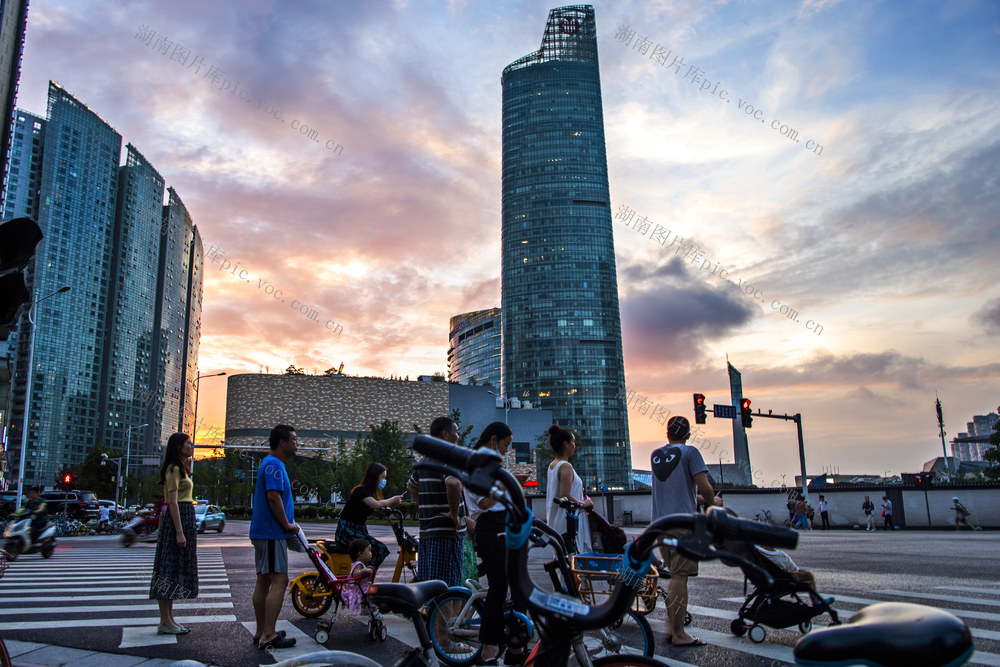 大厦 杂货店 聚光灯 自动售货机 广场 建筑 街景 汽车 自行车 面包车 电动车 街道 超市购物车 餐厅 工地 室外 夜景 天空 显示器 演出 车站 玩具店 运动 书店 鞋店 聚餐