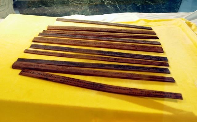 笔记本电脑  盘子 书桌 尺子 托盘