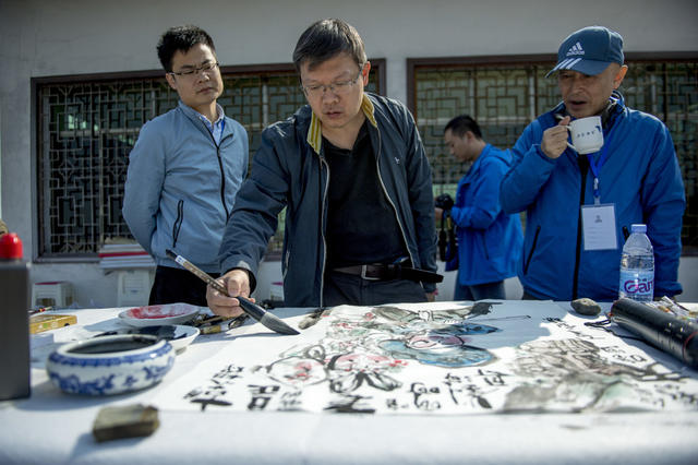 帅哥 美女 合影 书桌