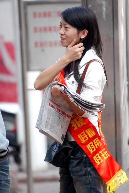 报纸 街拍 美女 帅哥 头盔 杂货店 学生