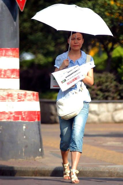 报纸 街拍 美女 帅哥 头盔 杂货店 学生