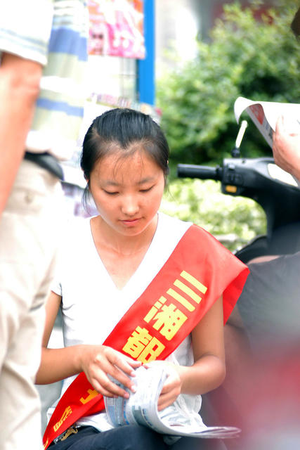 报纸 街拍 美女 帅哥 头盔 杂货店 学生