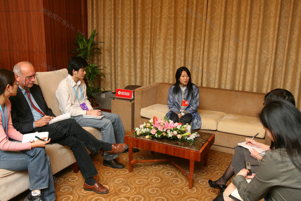 北京梅地亚新闻中心 党的十七大 
 湖南  代表  王平 采访 笔记本电脑 美女