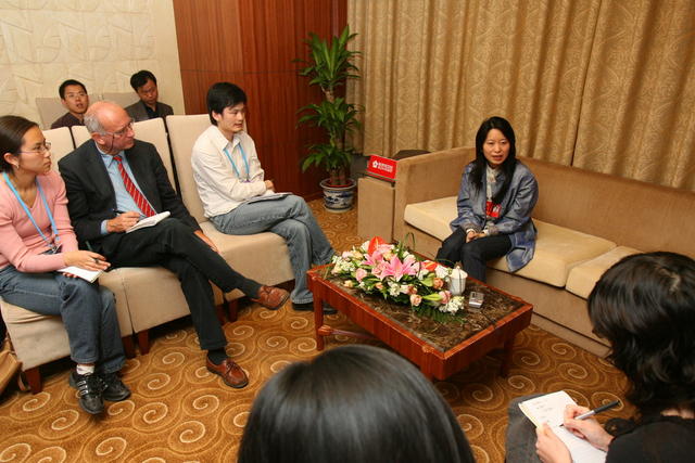 北京梅地亚新闻中心 党的十七大 
 湖南  代表  王平 采访 笔记本电脑 美女