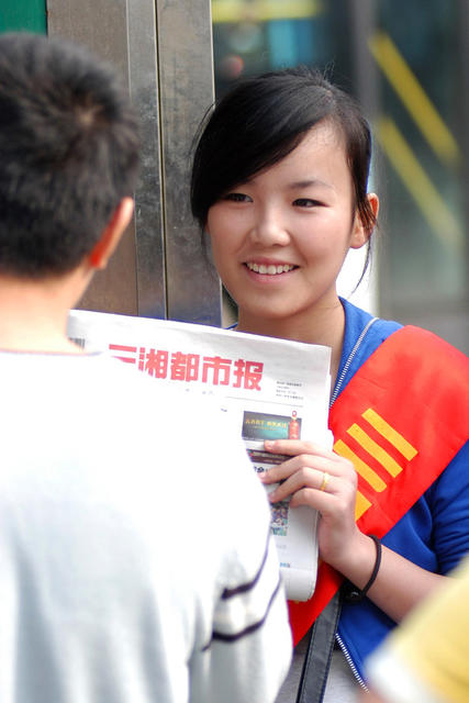 报纸 街拍 美女 帅哥 头盔 杂货店 学生