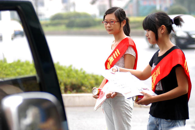 报纸 街拍 美女 帅哥 头盔 杂货店 学生