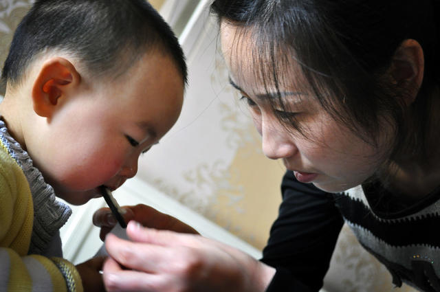李悦苦寻一年，母子凌晨落泪团聚