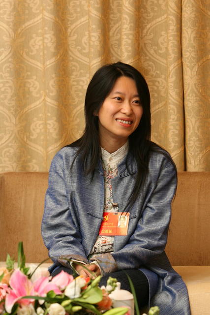 北京梅地亚新闻中心 党的十七大 
 湖南  代表  王平 采访 笔记本电脑 美女