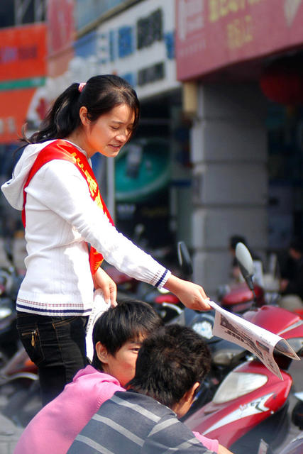 报纸 街拍 美女 帅哥 头盔 杂货店 学生