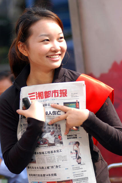 报纸 街拍 美女 帅哥 头盔 杂货店 学生