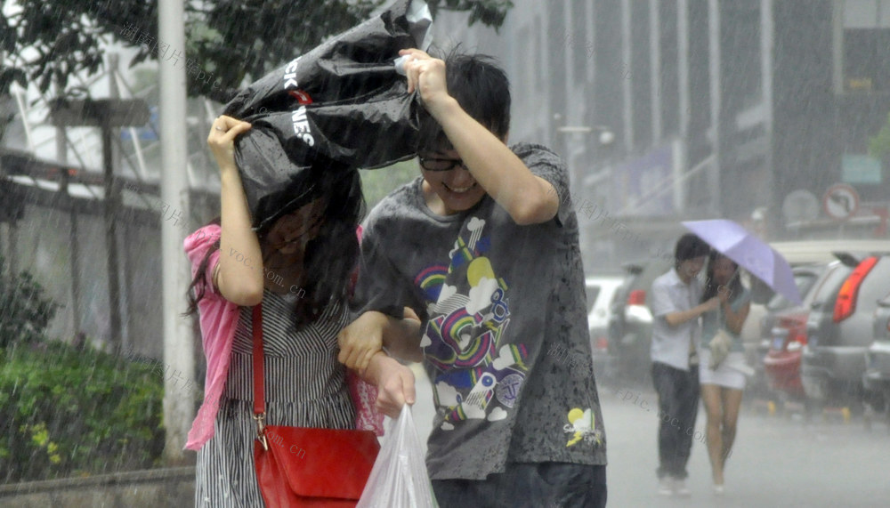 暴雨 风狂 雷人