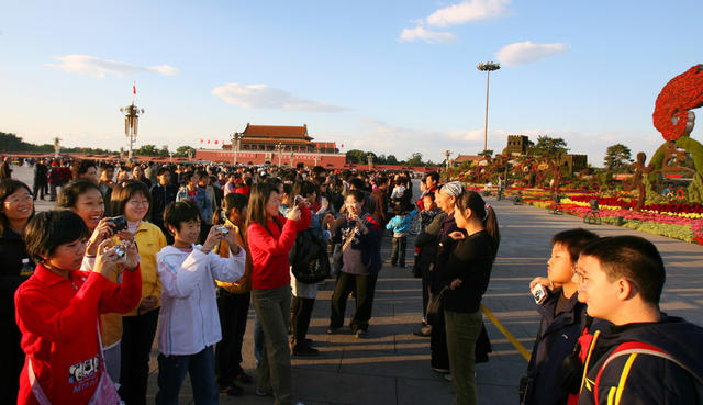  北京  天安门广场 户外 旗杆 合影