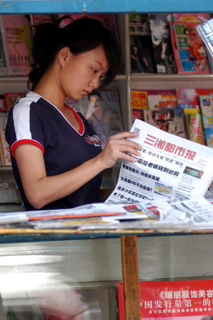 报纸 街拍 美女 帅哥 头盔 杂货店 学生