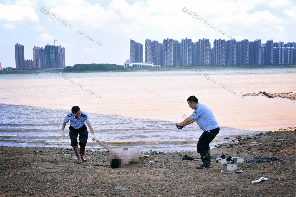 湘江、浏阳河、捞刀河长沙段河堤以下区域归长沙水警管辖。120多平方公里的面积，河岸线单边长度达80公里。值班时，辖区水域内发生的报警都是他出警。