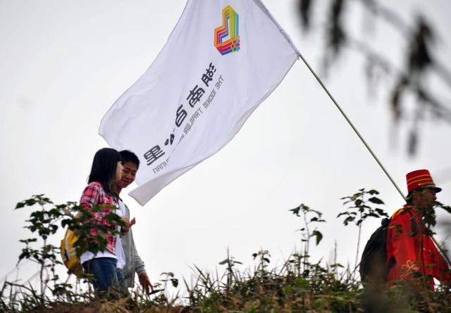  2013湖南百公里有14000人报名，11000多人走完全程。 