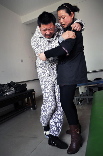 昏迷一年的“植物人”丈夫醒了
 你的微笑是我最好的节日礼物 
 
