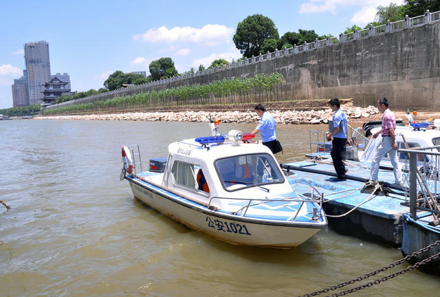 湘江、浏阳河、捞刀河长沙段河堤以下区域归长沙水警管辖。120多平方公里的面积，河岸线单边长度达80公里。值班时，辖区水域内发生的报警都是他出警。