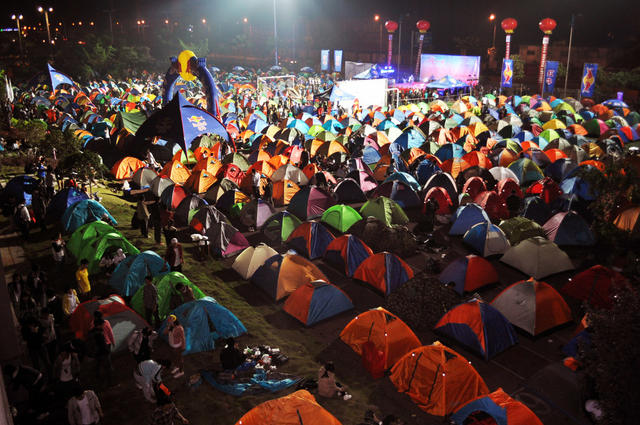  2013湖南百公里有14000人报名，11000多人走完全程。 
