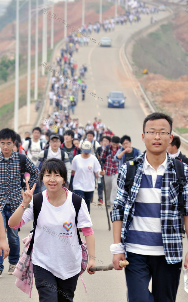  2013湖南百公里有14000人报名，11000多人走完全程。 