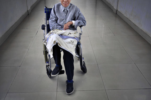 如果有一天，我们的父母老成了“孩子”