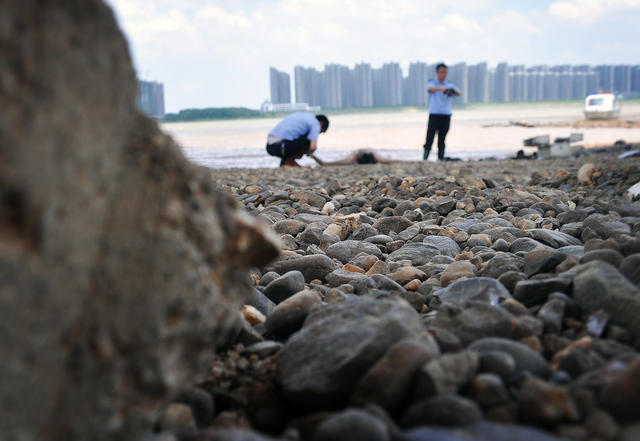 湘江、浏阳河、捞刀河长沙段河堤以下区域归长沙水警管辖。120多平方公里的面积，河岸线单边长度达80公里。值班时，辖区水域内发生的报警都是他出警。