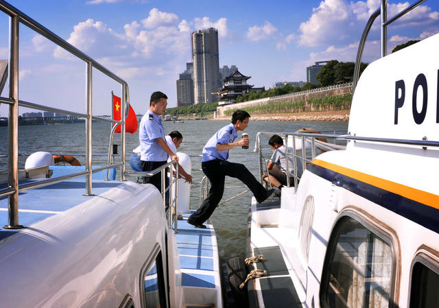 湘江、浏阳河、捞刀河长沙段河堤以下区域归长沙水警管辖。120多平方公里的面积，河岸线单边长度达80公里。值班时，辖区水域内发生的报警都是他出警。