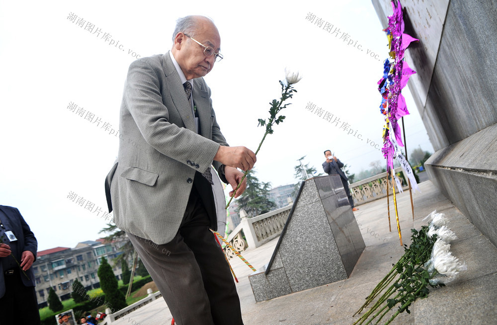  16 old Japanese went to Nanxian County to get evidence of the factory cellar tragedy