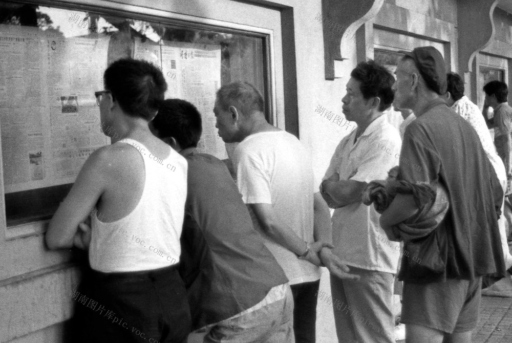  Group photo wall of the elderly Newspaper reading board Others