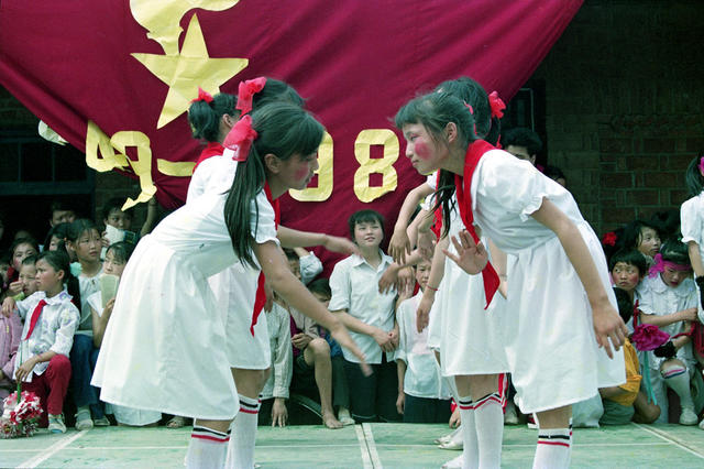 合影 演出 火炬 运动 儿童 学生 户外