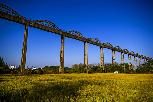 栅栏 楼梯扶手 郊外高架桥 天空 田地