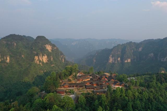 山谷  山峰 建筑 花垣县  双龙镇 
 十八洞村