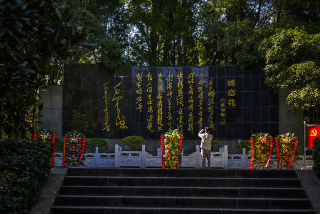 祭坛 室外 军装 建筑 石头墙 植物 茅草屋