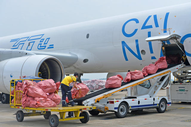 集装箱船 公路 报纸 车站 电力机车 户外 火车 码头 工地 运货车厢 飞机 展览馆 