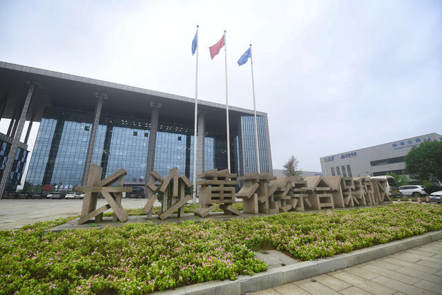 集装箱船 公路 报纸 车站 电力机车 户外 火车 码头 工地 运货车厢 飞机 展览馆 